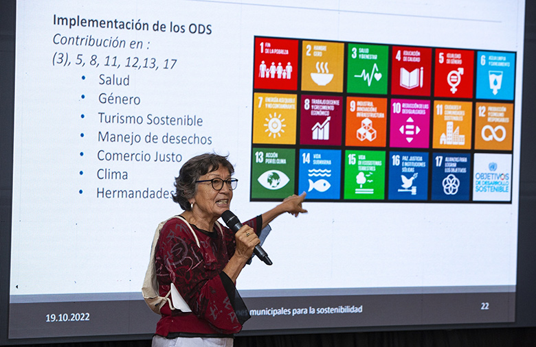 Os tópicos da cooperação em parceria são apresentados por um participante. Ela refere-se aos SDGs, que são projectados no ecrã.